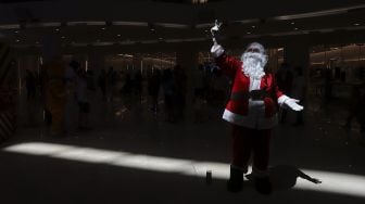 Santa Claus Hibur Pengunjung di Mall