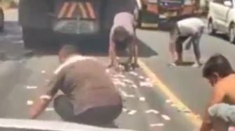 Viral Video Warga Punguti Uang  Tercecer di Jalan, Diduga di Bali