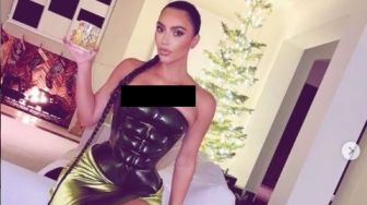 Kim Kardashian Pakai Gaun Bentuk Abs untuk Natal, Disebut Mirip Hulk