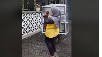 Bak Komentator Sepak Bola, Suara Ibu-ibu Penjual Jajanan Ini Bikin Takjub