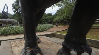 Pengunjung bersepeda di area Taman Margasatwa Ragunan, Jakarta, Sabtu (26/12/2020). [Suara.com/Angga Budhiyanto]