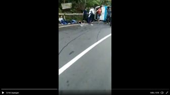 Kecelakaan Tunggal, Sebuah Minibus Jatuh Terguling di Mangunan