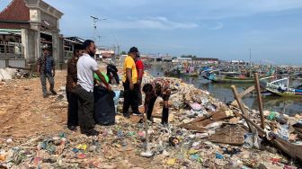 LSM FPBL dan PMII Sundra Adakan Bersih Pantai dan Tanam Pohon Mangrove