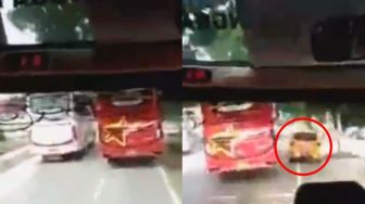 Diduga Keasyikan Kebut-kebutan, Bus Ini Tabrak Mobil Parkir