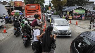 Kendaraan terjebak kemacetan di Kawasan Wisata Lembang, Kabupaten Bandung Barat, Jawa Barat, Sabtu (26/12/2020). [ANTARA FOTO/Raisan Al Farisi]