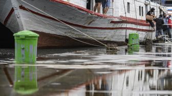 Sejumlah penumpang kapal dari Kepulauan Seribu tiba di Dermaga Kali Adem, Muara Angke, Jakarta, Sabtu (26/12/2020). [ANTARA FOTO/M Risyal Hidayat]