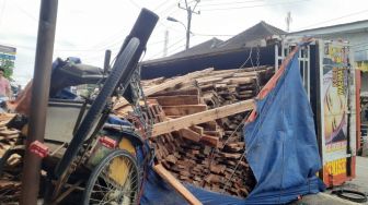 Truk Mendadak Oleng, Terguling dan Timpa Becak di Simpang Tiga Citeureup