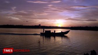 Menikmati Sunset di Pelabuhan Pangandaran yang Belum Rampung