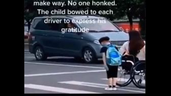 Aksi Bocah Beri Hormat ke Pengguna Jalan, Penyebabnya Bikin Salut