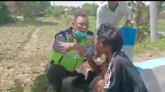 Bikin Trenyuh! Polisi Ini Menyuapi dan Memandikan Orang Gangguan Mental