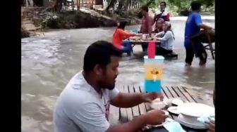 Viral Restoran di Tengah Sungai Deras, Konsumen Disumpahi Mati Hanyut