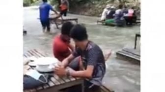 Heboh Orang Santai Makan di Tengah Derasnya Arus Sungai, Publik Ngeri