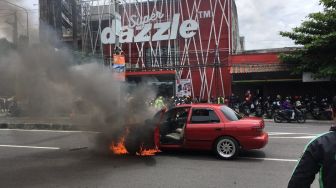Diduga karena Korsleting Listrik, Mobil Sedan Terbakar di Jalan Kaliurang