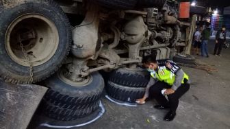 Tragis! Thoyib Tewas Tertimpa Truk di Lampu Merah Serpong Tangsel