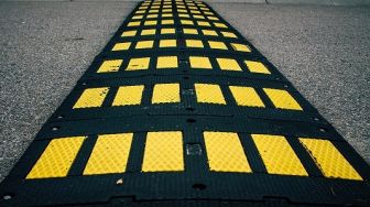 Apa Itu Speed Bump? Pembatas Kecepatan yang Menuai Pro Kontra