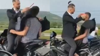 Ekstrem Bukan Main, Tukang Cukur Ini Nekat Pangkas Rambut Pelanggan Sambil Naik Motor