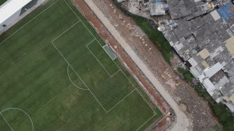 Foto aerial lapangan latih Jakarta International Stadium (JIS), Jakarta, Senin (28/12/2020). [Suara.com/Angga Budhiyanto]