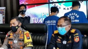 Curiga Bungkusan Lakban, Bea Cukai Roro Parit Rampak Ungkap 461 Gram Ganja