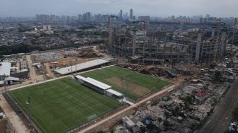 Foto aerial lapangan latih Jakarta International Stadium (JIS), Jakarta, Senin (28/12/2020). [Suara.com/Angga Budhiyanto]