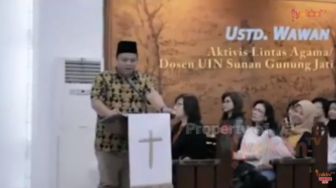 Viral! Ustaz Wawan Ceramah di Gereja Saat Natal Bawa Nama Ulama-Ulama Ini