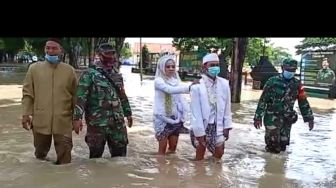 Viral di Medsos, Pengantin di Gresik Ini Dikawal TNI Menerobos Banjir Untuk Akad Nikah