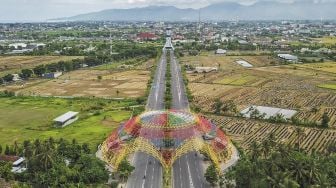 Foto udara kawasan gerbang Tembolak pintu masuk ke Mataram, NTB, Senin (28/12/2020). [ANTARA FOTO/Ahmad Subaidi]
