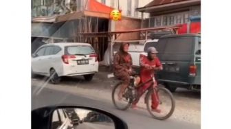 Auto Baper! Momen Suami Dorong Sepeda yang Dinaiki Istri Bikin Publik Iri