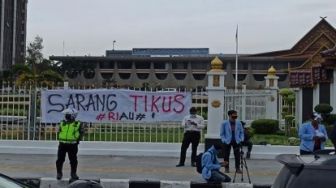 Mahasiswa Protes Gubernur Syamsuar Ajukan Penangguhan Yan Prana
