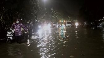 Foto Ini Jadi Bukti Kalau Surabaya Belum Terbebas Dari Banjir