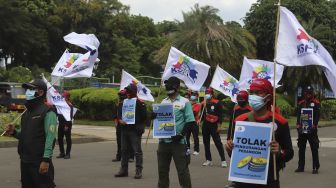 Sejumlah massa buruh yang tergabung dalam Konfederasi Serikat Pekerja Indonesia (KSPI) melakukan aksi unjuk rasa di kawasan Patung Kuda Arjuna Wiwaha, Jakarta, Selasa (29/12/2020). [Suara.com/Angga Budhiyanto]