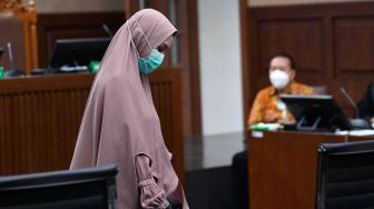 Jaksa Pinangki Sirna Malasari (kiri) bersiap menjadi saksi dalam sidang lanjutan perkara dugaan suap kepada jaksa dan perwira tinggi Polri serta pemufakatan jahat dengan terdakwa Djoko Tjandra di Pengadilan Tipikor, Jakarta, Selasa (29/12/2020). [ANTARA FOTO/Sigid Kurniawan]
