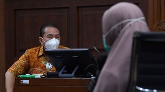 Jaksa Pinangki Sirna Malasari (kiri) bersiap menjadi saksi dalam sidang lanjutan perkara dugaan suap kepada jaksa dan perwira tinggi Polri serta pemufakatan jahat dengan terdakwa Djoko Tjandra di Pengadilan Tipikor, Jakarta, Selasa (29/12/2020). [ANTARA FOTO/Sigid Kurniawan]
