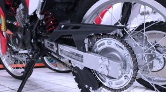 Begini Cara yang Benar Membersihkan dan Melumasi Rantai Motor