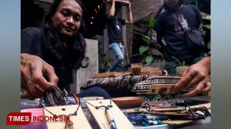 Unik, Warga Malang Sulap Bunga Edelweis dan Tumbuhan Jamur Menjadi Liontin