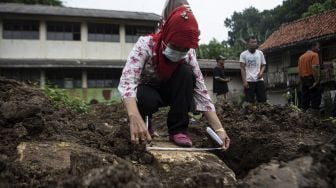 Arkeolog dari Balai Arkeologi Sumatera Selatan mengukur jejeran batu kapur yang ditemukan di kawasan Ilir Timur (IT) II, Palembang, Sumatera Selatan, Rabu (30/12/2020).   [ANTARA FOTO/Nova Wahyudi]