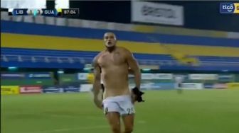 Nyeleneh, Pemain Klub Paraguay Selebrasi Lebay dengan Pelorotkan Celana