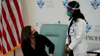 Wakil Presiden Amerika Serikat terpilih Kamala Harris berbicara kepada Perawat Patricia Cummings  setelah menerima suntikan vaksin COVID-19 di United Medical Center di Washington, DC, Amerika Serikat, Selasa (29/12). [Alex Edelman / AFP]
