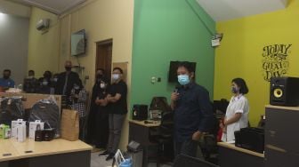 Pemimpin Redaksi portal-portal media PT Arkadia Digital Media Tbk, Suwarjono (kedua kiri) memberikan sambutan saat acara Syukuran Tahunan Suara.com di Kantor Redaksi Suara.com, Jakarta, Rabu (30/12/2020). [Suara.com/Angga Budhiyanto]