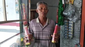 Pembeli Kembang Api Sepi Peminat, Yusak Cuma Kantongi Rp100 Ribu Sehari