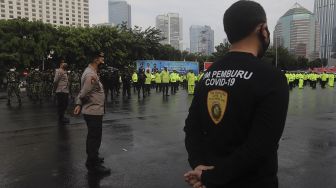 Personel Polri mengikuti Apel Pengamanan Malam Tahun Baru 2021 di Lapangan Promoter Ditlantas Polda Metro Jaya, Jakarta, Kamis (31/12/2020). [Suara.com/Angga Budhiyanto]