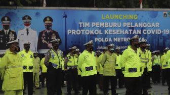 Personel Polri mengikuti Apel Pengamanan Malam Tahun Baru 2021 di Lapangan Promoter Ditlantas Polda Metro Jaya, Jakarta, Kamis (31/12/2020). [Suara.com/Angga Budhiyanto]