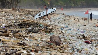 Kondisi pesisir Pantai Kuta yang dipenuhi sampah kiriman di Badung, Bali, Kamis (31/12/2020). [ANTARA FOTO/Nyoman Hendra Wibowo]
