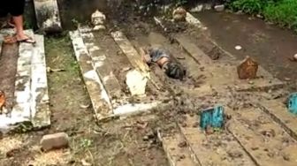 Heboh! Pemuda di Tegal Gali Tanah dan Mengubur Diri di Kuburan