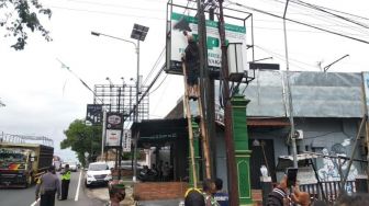 FPI Dibubarkan Menkopolhukam, Papan Plang Markas FPI di DIY Dicat Hitam