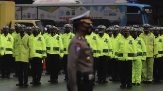 Personel Polri mengikuti Apel Pengamanan Malam Tahun Baru 2021 di Lapangan Promoter Ditlantas Polda Metro Jaya, Jakarta, Kamis (31/12/2020). [Suara.com/Angga Budhiyanto]