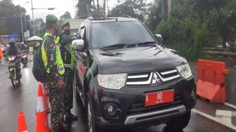 Sopir Mobil Plat Merah Banten Sewot Diusir Nggak Bisa Masuk Puncak Bogor