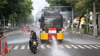 Polisi Bubarkan Kerumunan di Depan Plaza Kenari Mas, Semprot Pakai Water Cannon