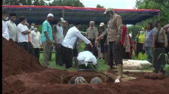 Polisi Tembak Keluarga di Depok Sudah Dimakamkan, Ibu-Anak Masih Lemas