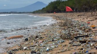 Bikin Miris, Sampah Penuhi Bibir Pantai Kuta di Hari Pertama Tahun 2021
