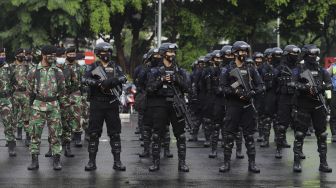 Personel gabungan TNI-Polri mengikuti Apel Pengamanan Malam Tahun Baru 2021 di Lapangan Promoter Ditlantas Polda Metro Jaya, Jakarta, Kamis (31/12/2020). [Suara.com/Angga Budhiyanto]